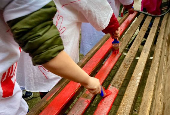 Una panchina rossa dipinta in diretta a Orentano contro la violenza sulle donne